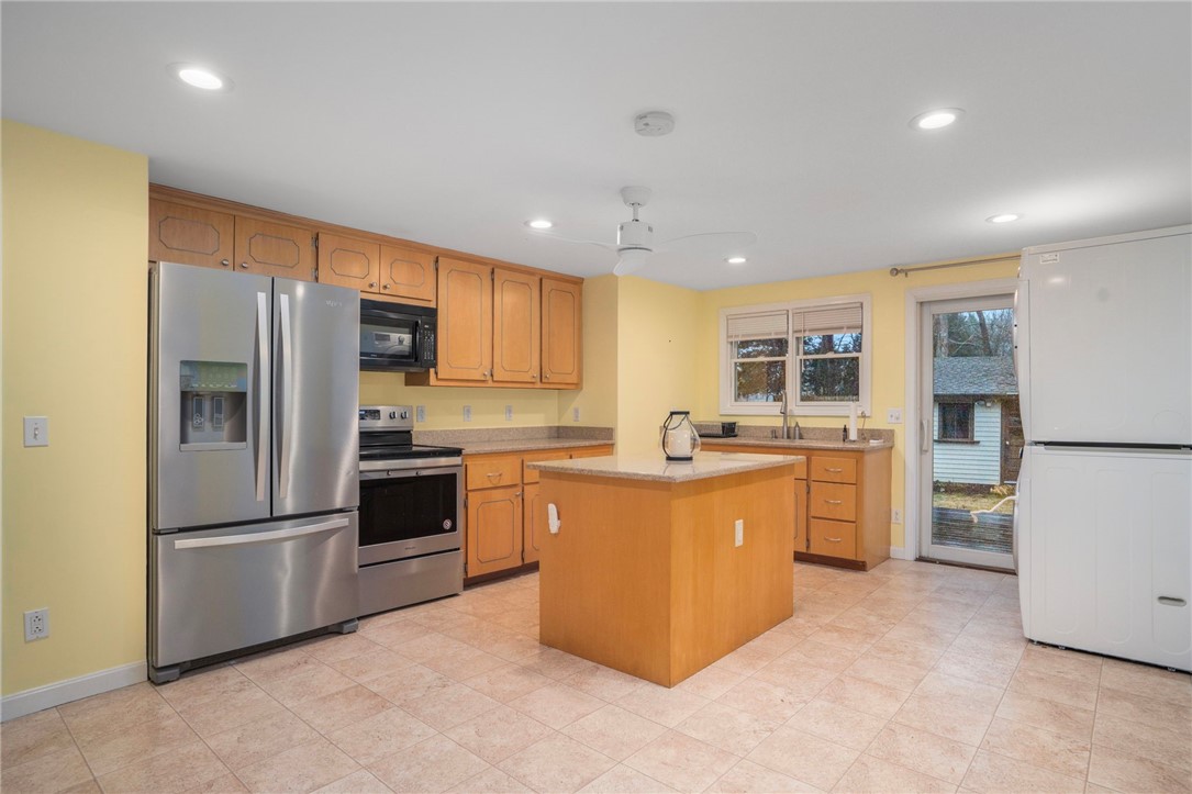 37 Ridge Road East Greenwich, RI 02818 - Photo 2 of 25 Gallery Image 2