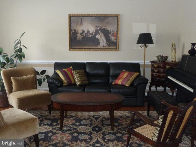 665 Parallel Road Huntingtown, MD 20639 - Photo 5 of 29 Living Room