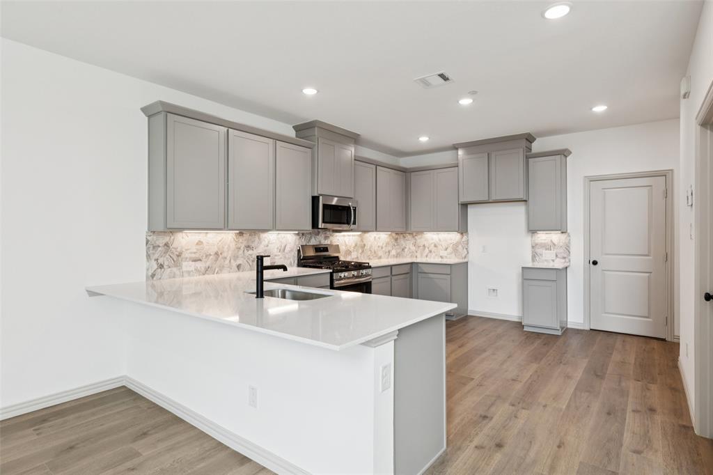 1029 Magdalena Way Midlothian, TX 76065 - Photo 6 of 16 The kitchen peninsula with breakfast bar makes this the perfect place to grab a quick bite.