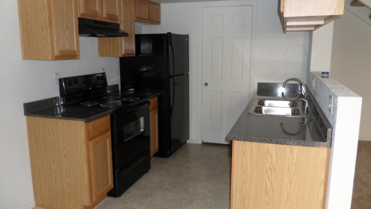 2689 West Ocotillo Road, Unit 32C Phoenix, AZ 85017 - Photo 1 of 7 Kitchen