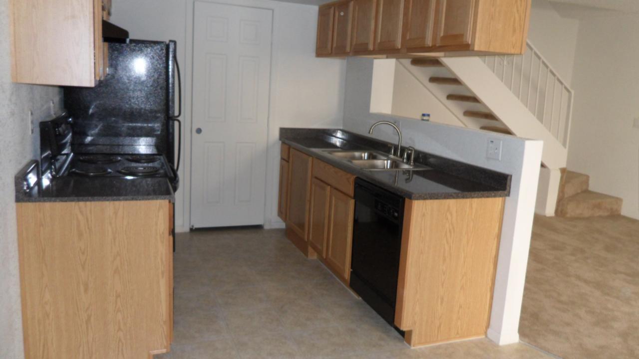 2689 West Ocotillo Road, Unit 32C Phoenix, AZ 85017 - Photo 2 of 7 kitchen