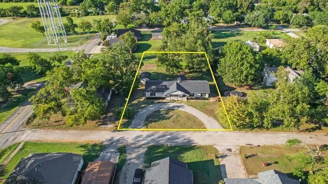 a view of yard with green space
