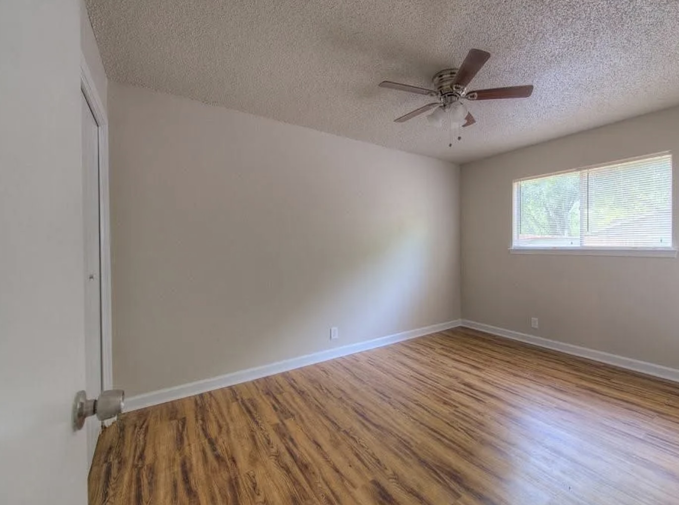 1124 Gardner Road, Unit B Austin, TX 78721 - Photo 12 of 15 Empty room with light wood-type flooring, a textured ceiling, and ceiling fan