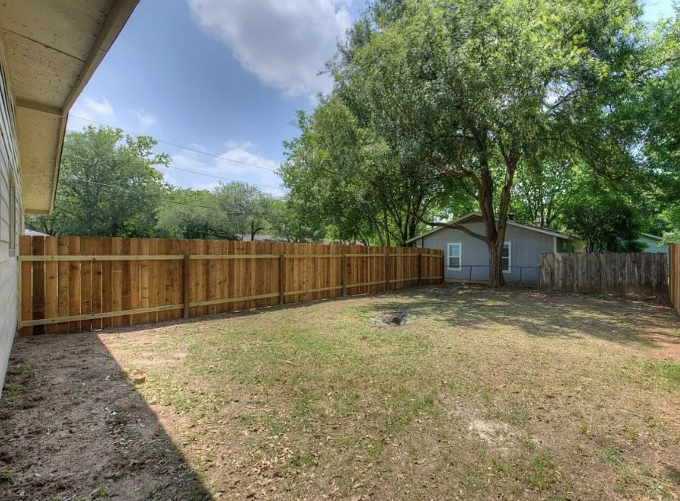 1124 Gardner Road, Unit B Austin, TX 78721 - Photo 14 of 15 View of fenced backyard