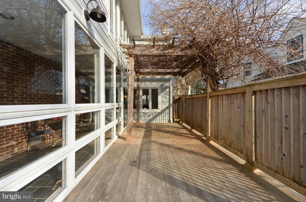 211 West George Mason Road Falls Church, VA 22046 - Photo 23 of 29 Side upper deck