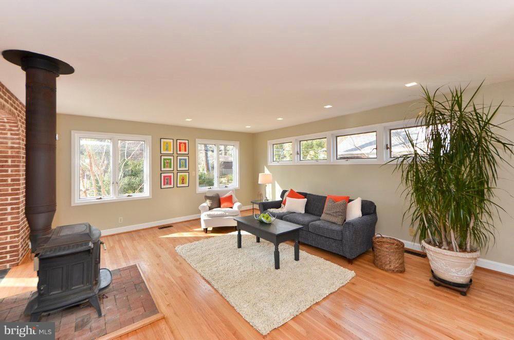 211 West George Mason Road Falls Church, VA 22046 - Photo 10 of 29 Living Room