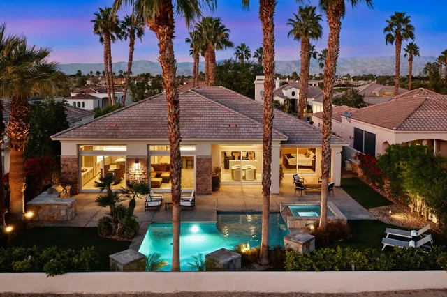 a view of a yard with a sitting area