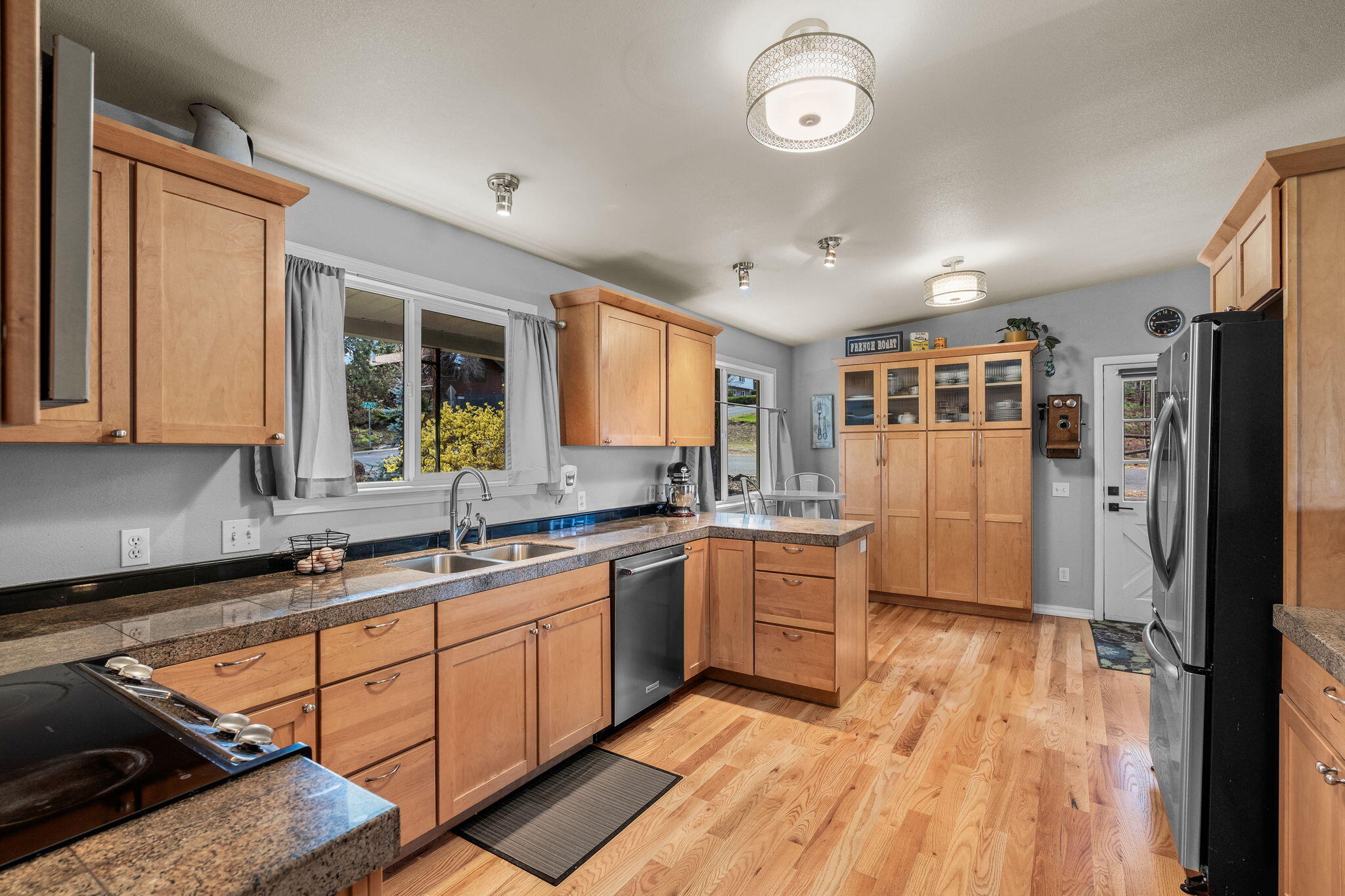 Spacious kitchen w/granite counters, stainless steel appliances, hardwood floors