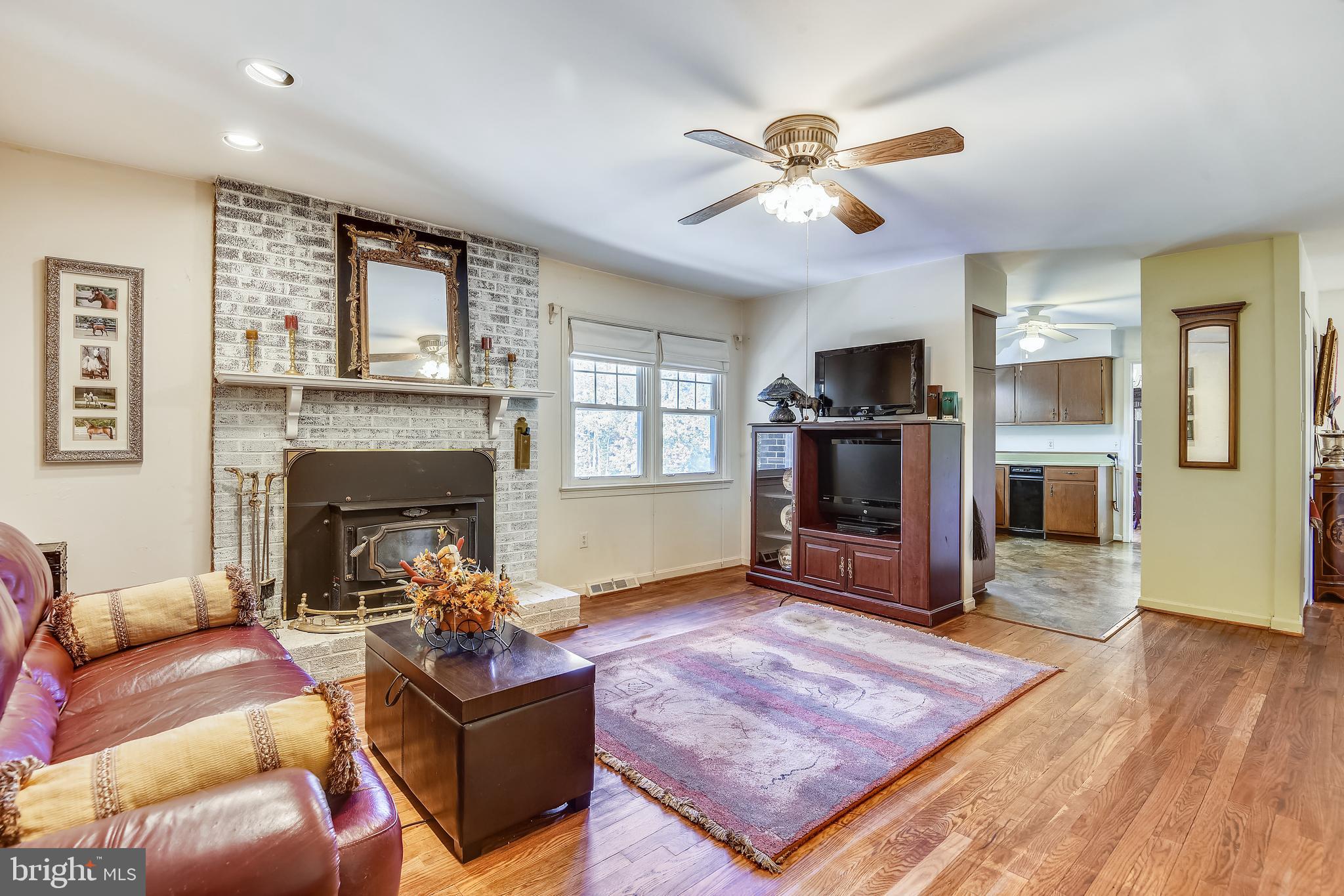 100 Fiddlers Hill Road Edgewater, MD 21037 - Photo 23 of 92 Family room