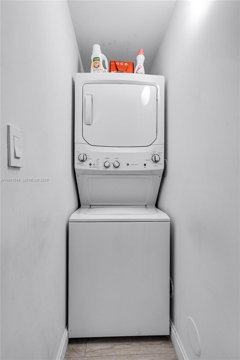 45 Southwest 9th Street, Unit 1001 Miami, FL 33130 - Photo 6 of 40 a utility room with dryer and washer