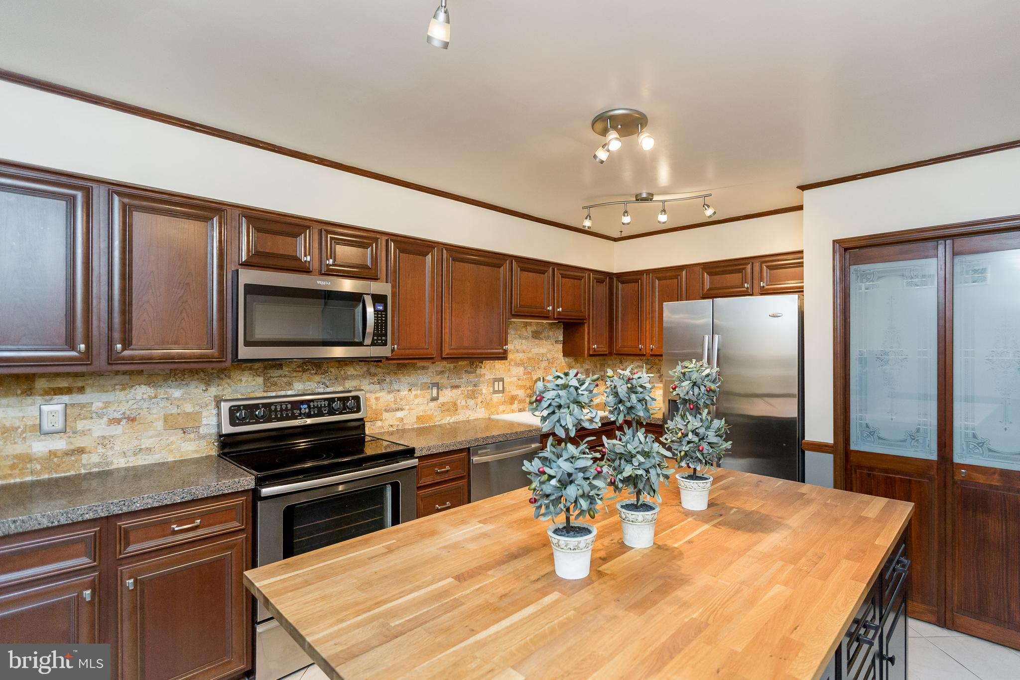 5806 Canvasback Road Burke, VA 22015 - Photo 4 of 43 Backsplash, island, pantry ready for you