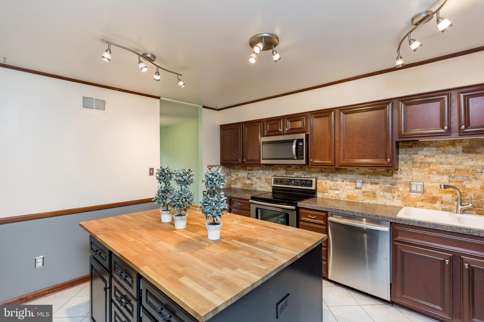 5806 Canvasback Road Burke, VA 22015 - Photo 5 of 43 Recycled granite countertops