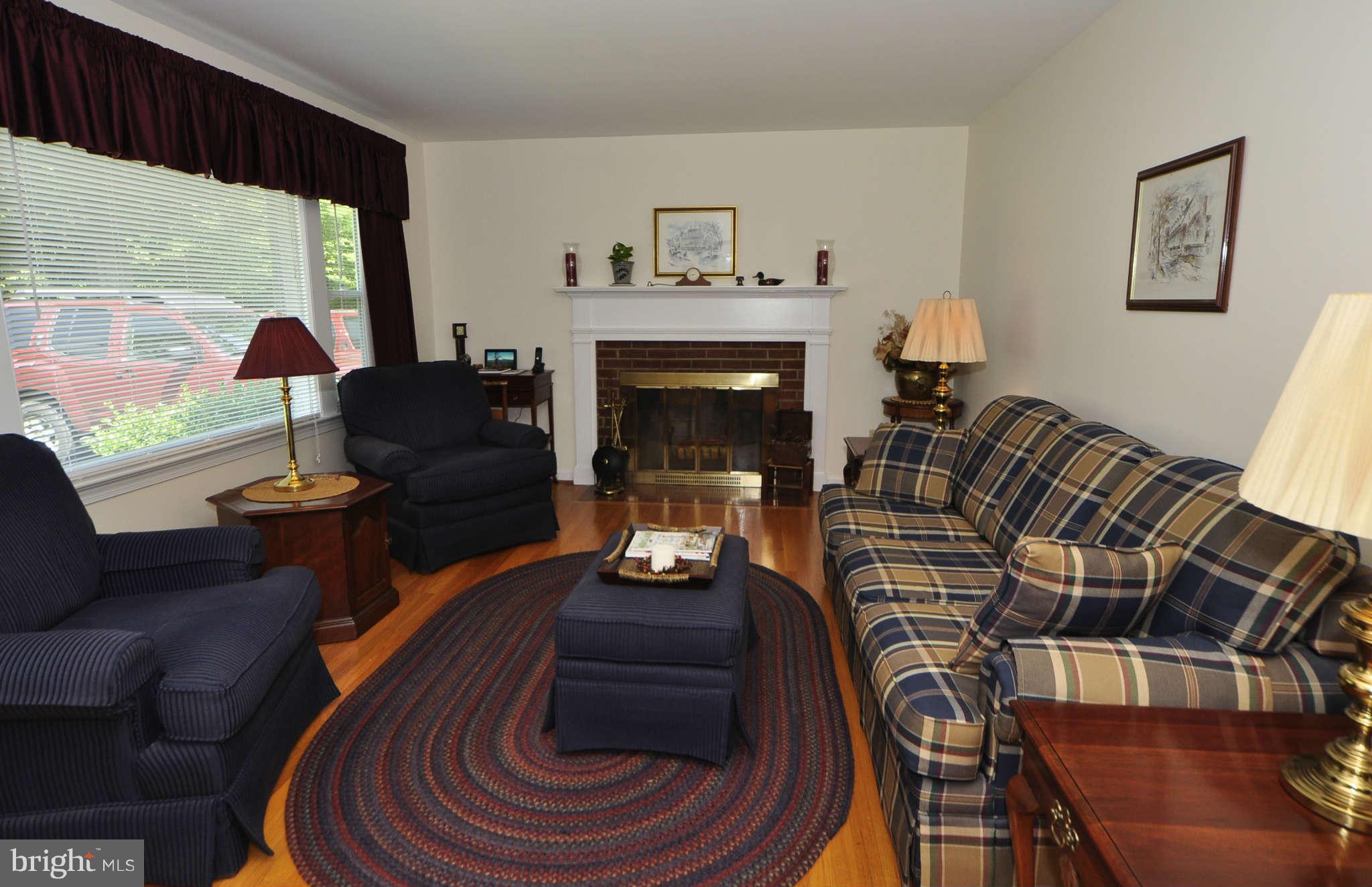 11647 Valley Road Fairfax, VA 22033 - Photo 5 of 16 Living Room