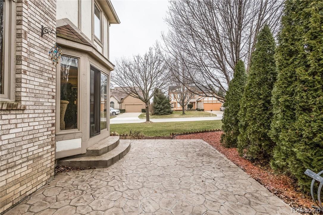 175 Bellshire Lane Rochester, MI 48307 - Photo 32 of 38 043-Patio-3646729-medium.jpg