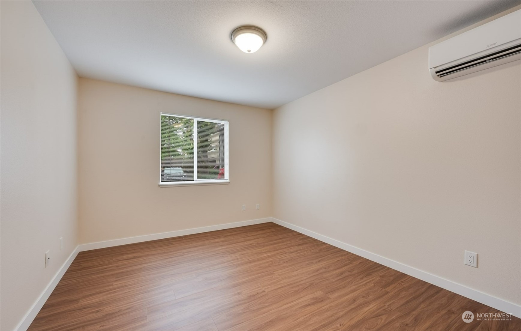 11727 93rd Avenue Northeast Kirkland, WA 98034 - Photo 8 of 36