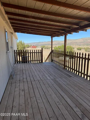 a view of empty room with window