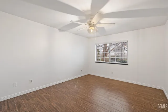 a view of a house with backyard and a tree