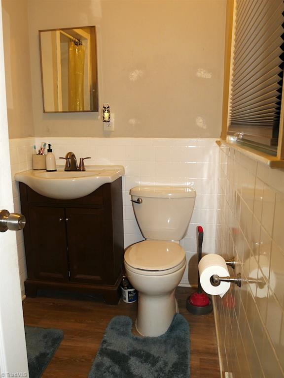 2145 Independence Road Winston-Salem, NC 27106 - Photo 14 of 18 Primary bedroom bathroom