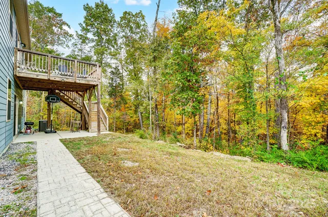 a view of entryway with a garden