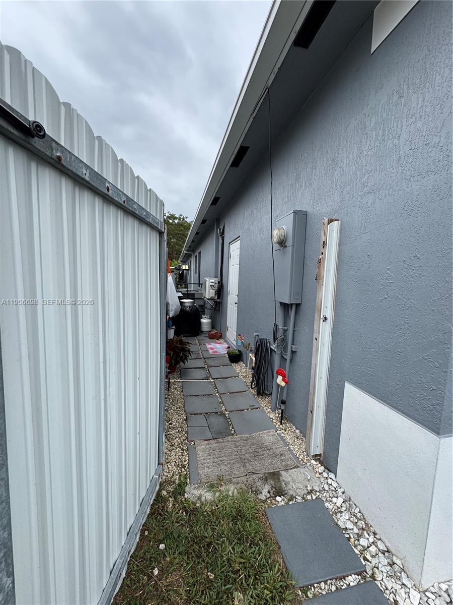 885 Northeast 3rd Avenue Homestead, FL 33030 - Photo 35 of 36 left-back, study