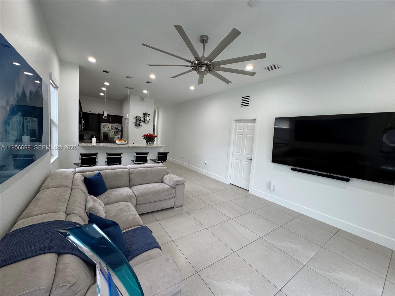 885 Northeast 3rd Avenue Homestead, FL 33030 - Photo 9 of 36