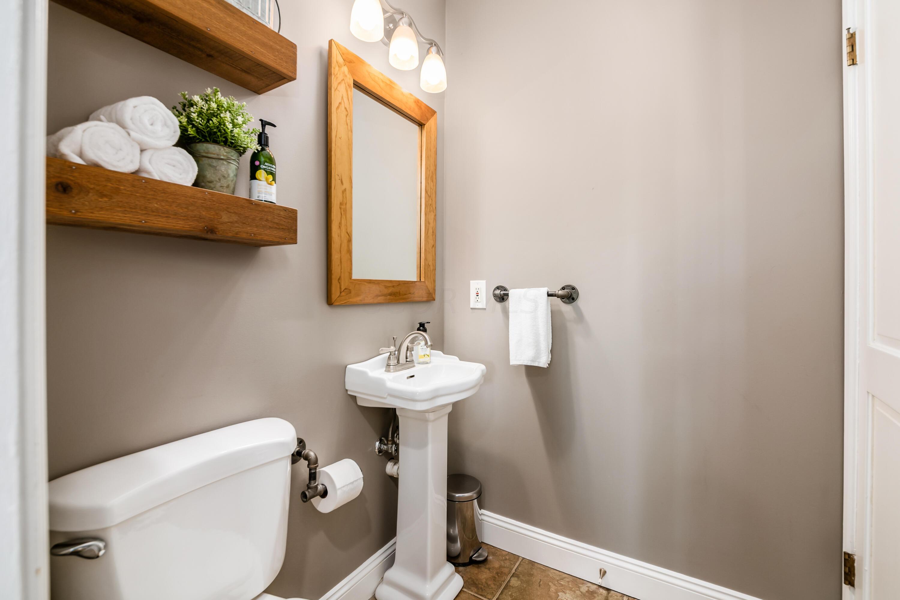186 East Pacemont Road Columbus, OH 43202 - Photo 28 of 39 186 E Pacemont half bath