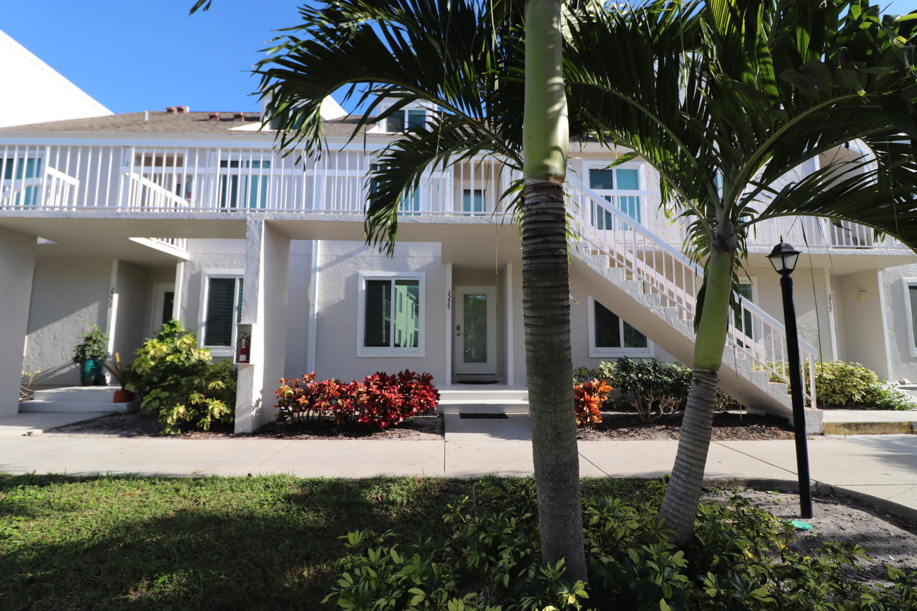 GREEN AREA TO DOORWAY