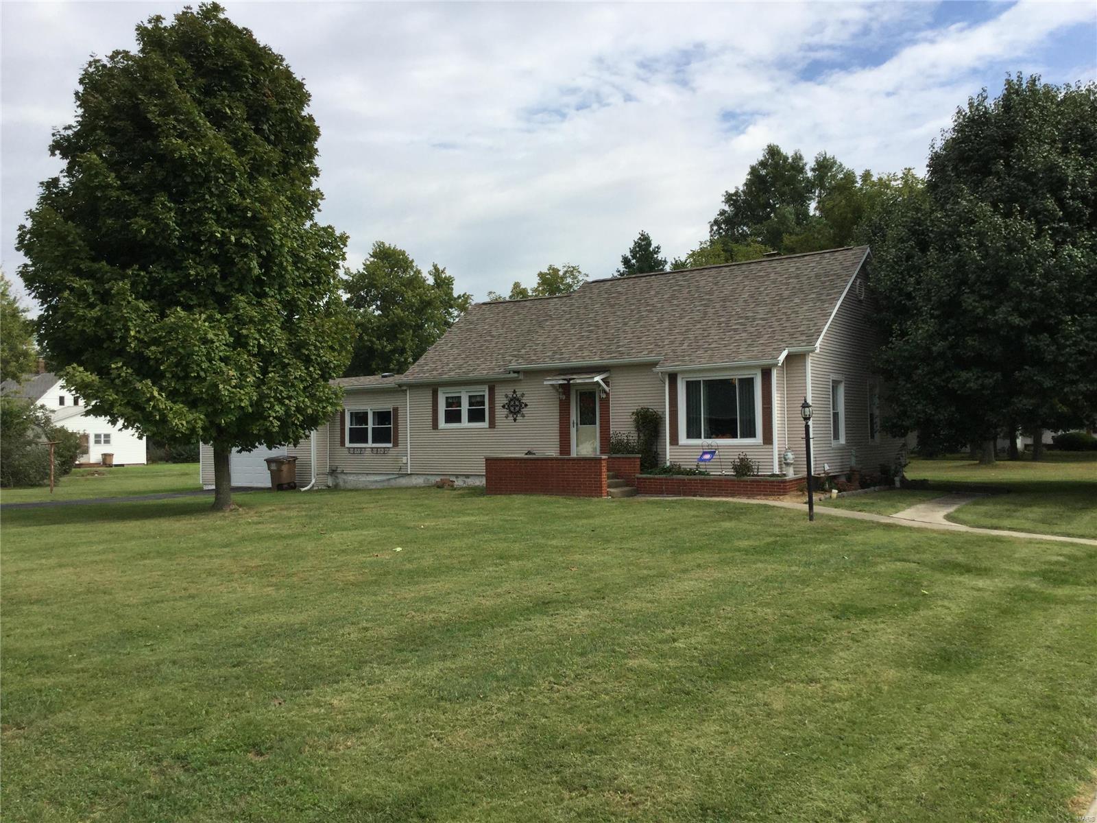 401 Berry Street Gillespie, IL 62033 - Photo 1 of 32