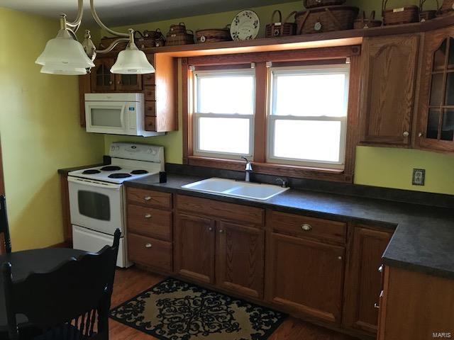 401 Berry Street Gillespie, IL 62033 - Photo 4 of 32