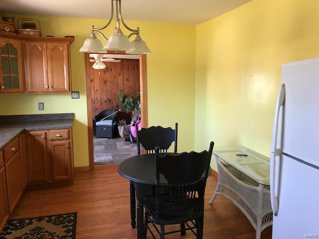 401 Berry Street Gillespie, IL 62033 - Photo 5 of 32