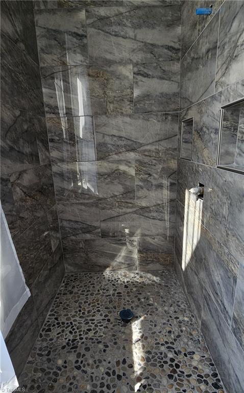 803 South Main Street Reidsville, NC 27320 - Photo 31 of 44 Upstairs Hall Bath Shower