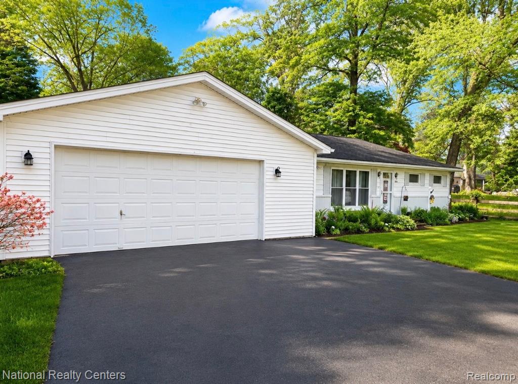 3137 Dean Road Lambertville, MI 48144 - Photo 1 of 24