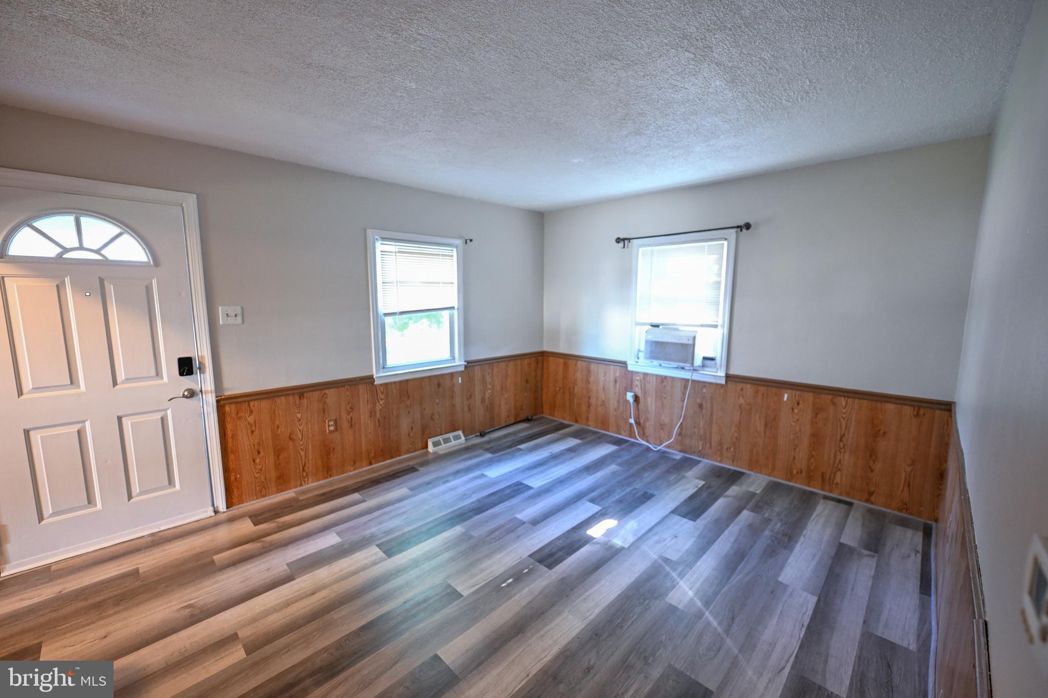 421 Cresswell Road Brooklyn, MD 21225 - Photo 16 of 56 Living Room