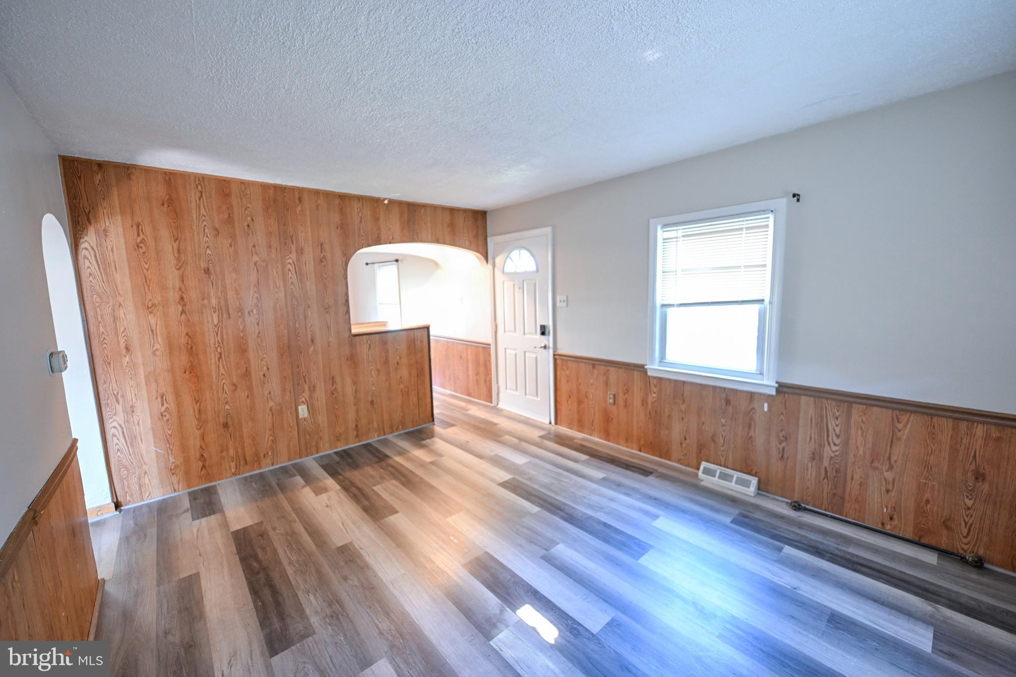 421 Cresswell Road Brooklyn, MD 21225 - Photo 17 of 56 Living Room