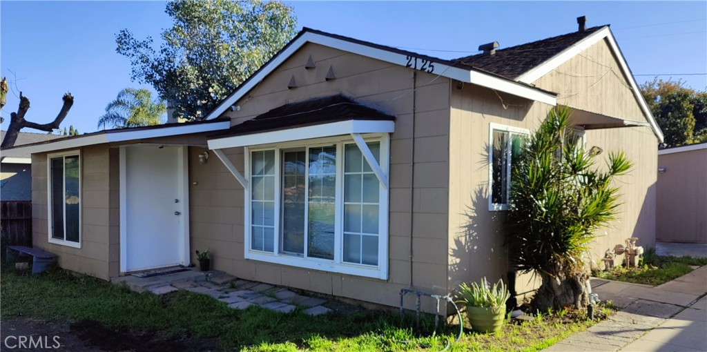 a view of a back yard of the house