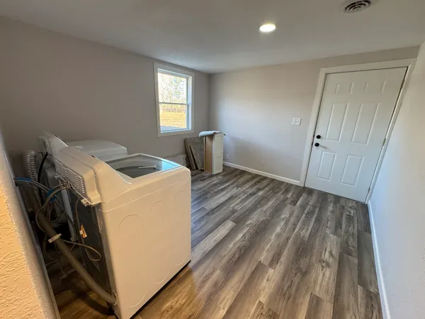 a view of a backyard