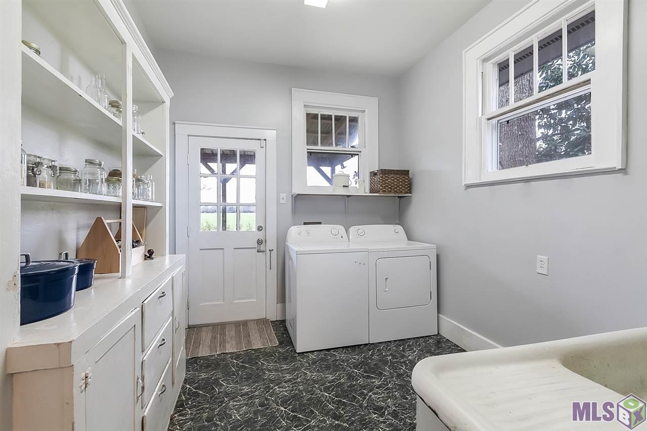 18503 Little Prairie Road Prairieville, LA 70769 - Photo 10 of 17 Utility with sink & Built-Ins