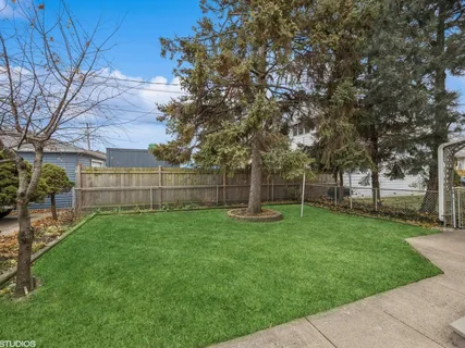 a view of a house with backyard