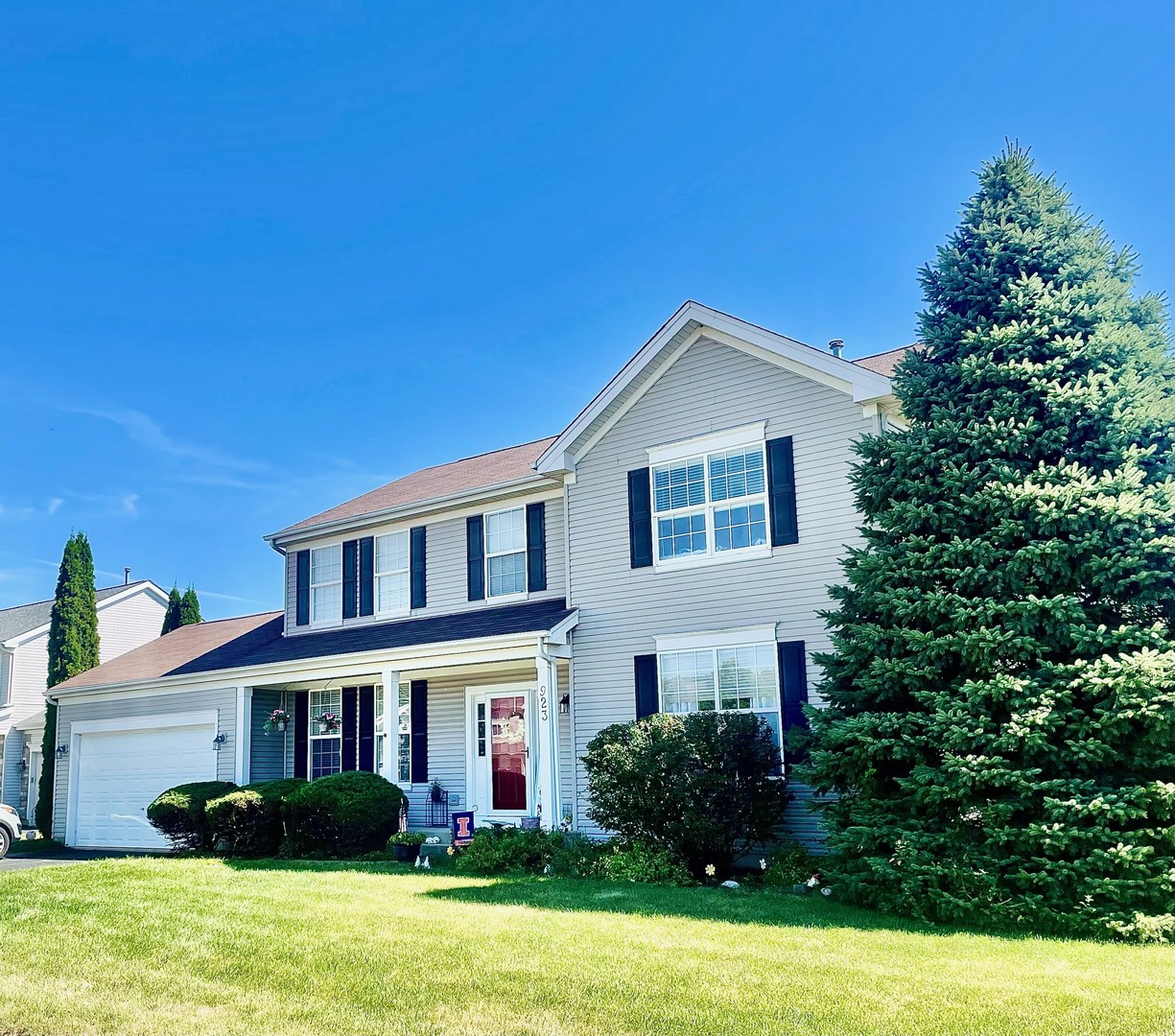 923 Limerick Lane McHenry, IL 60050 - Photo 2 of 18 a front view of a house with garden