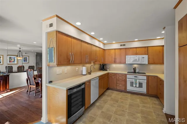 $360,000 | 208 Ambridge Court, Unit 101, Chesterfield, MO 63017