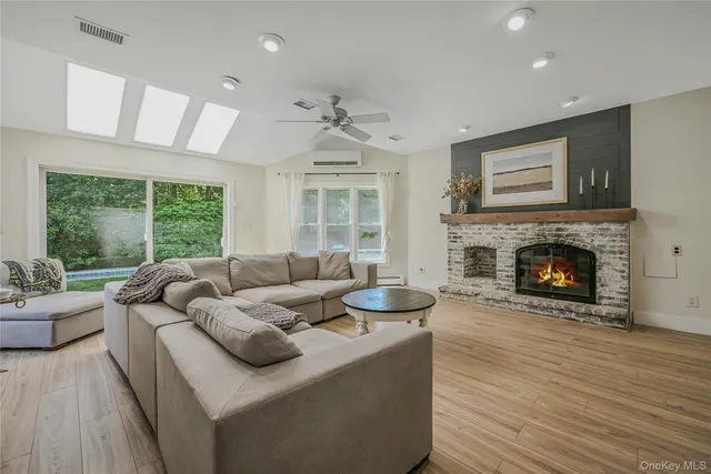 $995,000 | 6 Settlers Way, East Setauket, NY 11733