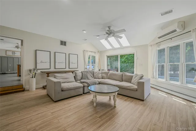 $995,000 | 6 Settlers Way, East Setauket, NY 11733