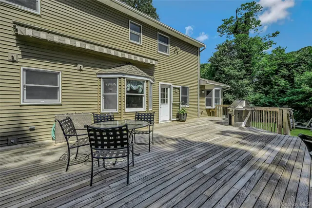 $995,000 | 6 Settlers Way, East Setauket, NY 11733