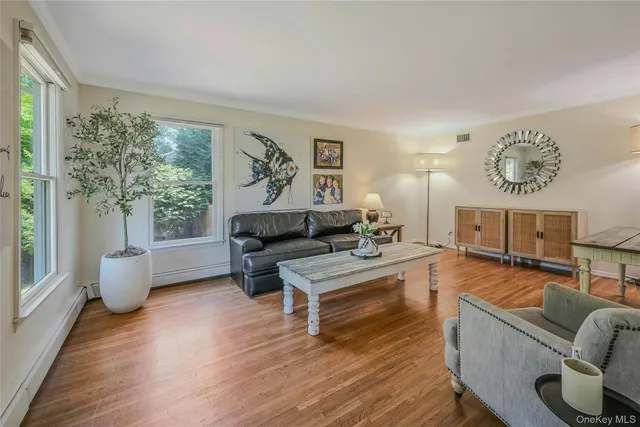 $995,000 | 6 Settlers Way, East Setauket, NY 11733