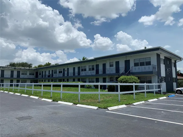 $1,600 | 2300 Pierce Street, Unit 3, Hollywood, FL 33020