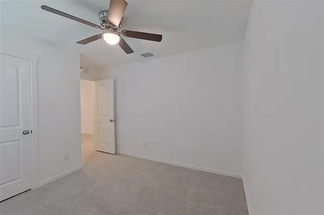 en empty room with ceiling fan