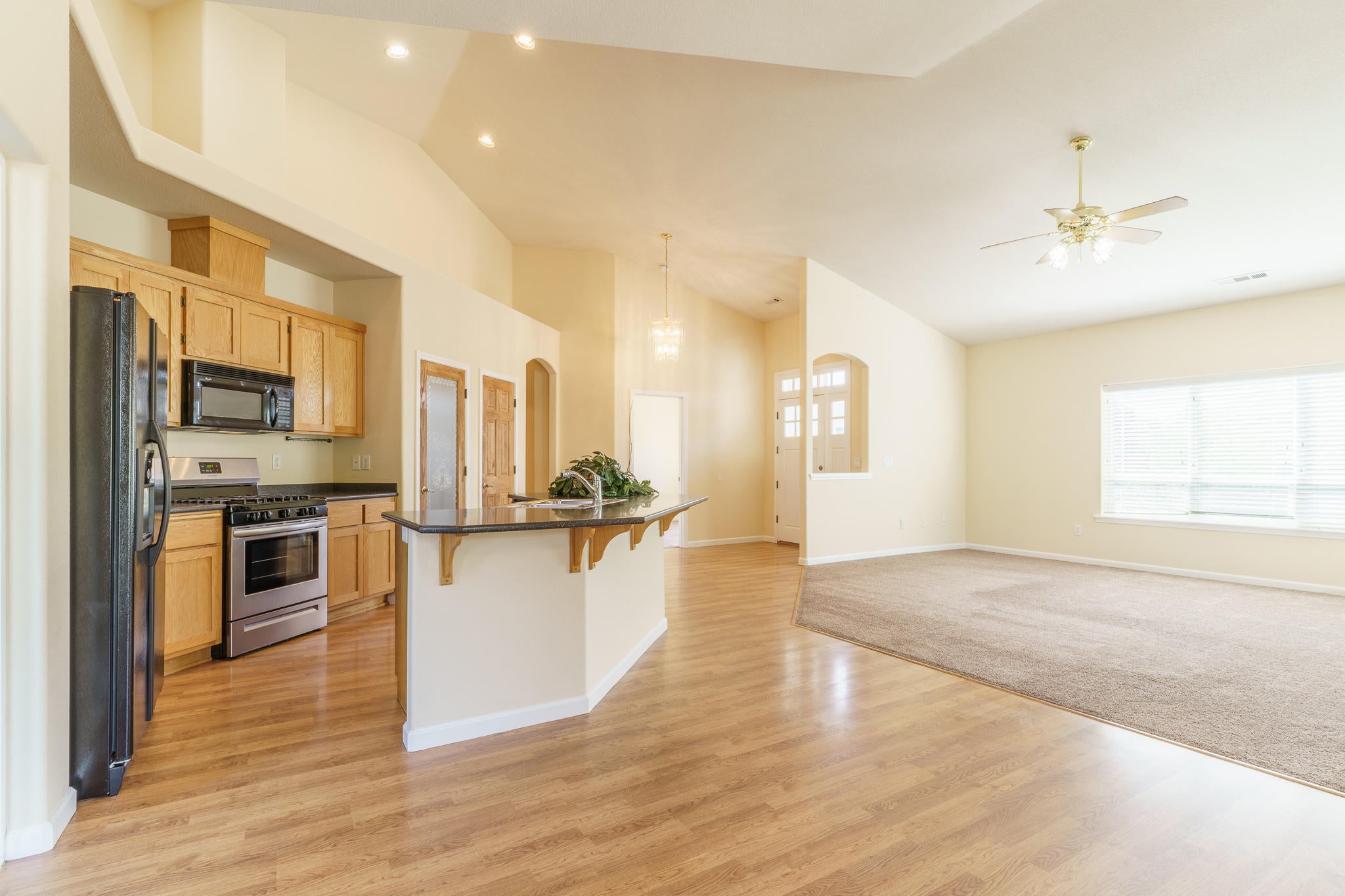 536 Ridgeway Circle Central Point, OR 97502 - Photo 17 of 31 Large open dining area