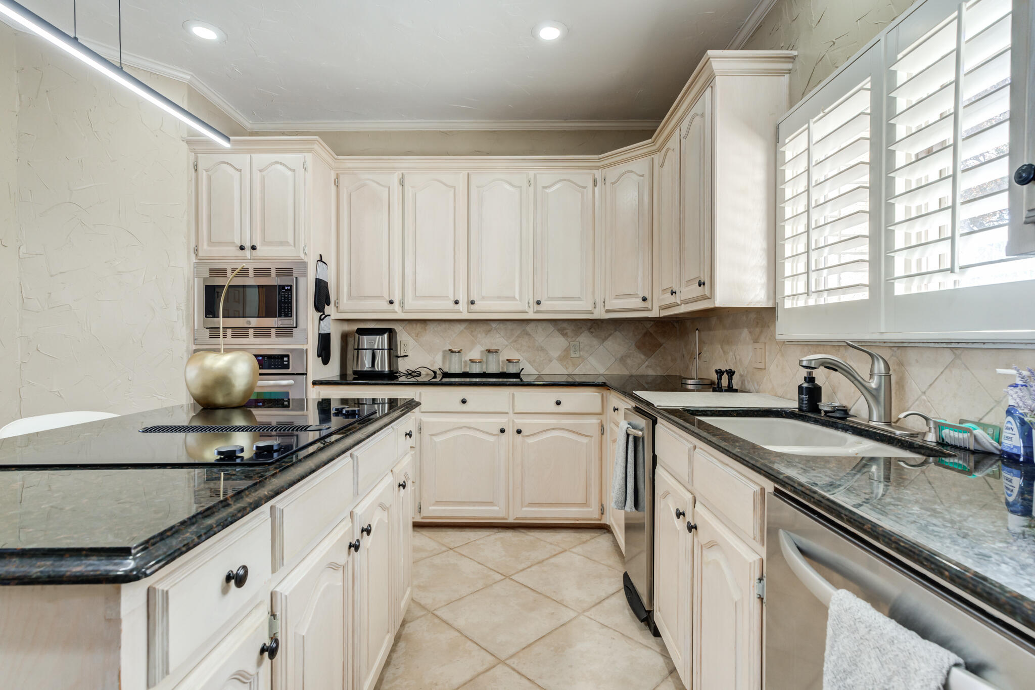 16 South Lake Shore Drive Ransom Canyon, TX 79366 - Photo 35 of 64 16-S-Lakeshore-RansomCanyon-TX_33-Kitche