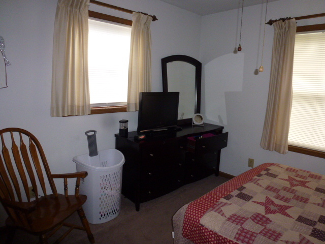 3 Deerefield Court Clinton, IL 61727 - Photo 12 of 29 a bedroom with a bed and a window