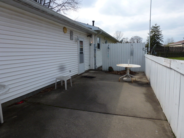 3 Deerefield Court Clinton, IL 61727 - Photo 23 of 29 a backyard of a house with table and chairs